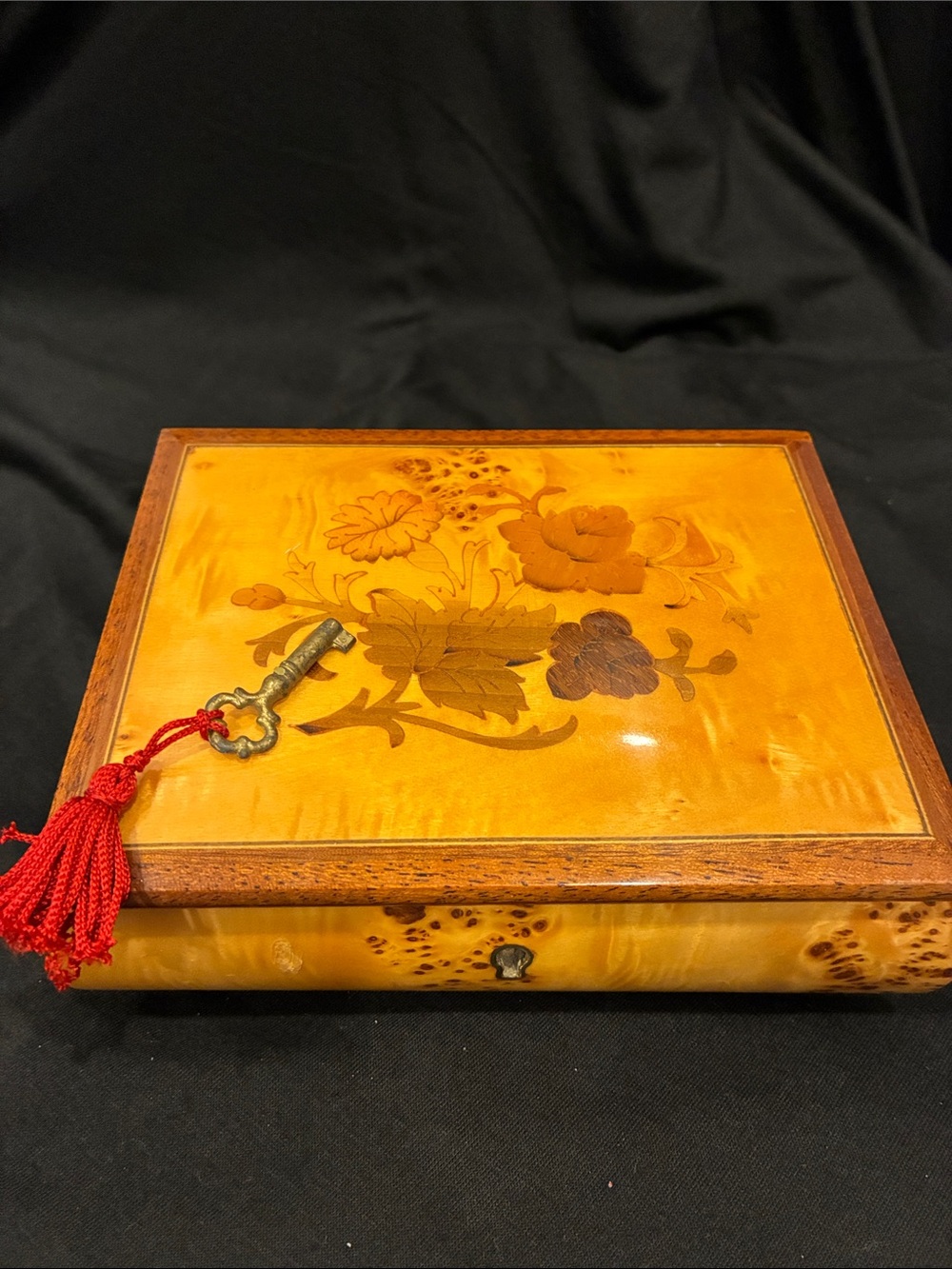Vintage Italian Burl Wood Musical Jewelry Box Sorrento Plays Laraβs theme.